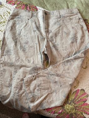 Neutral floral Print capris Beige .